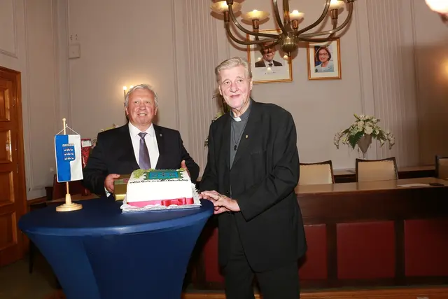 Rückblick auf 2020: Der damalige Neunkirchner Bürgermeister Herbert Osterbauer lud zum Empfang für Stadtpfarrer Bernard Springer anlässlich dessen 80. Geburtstages ins Rathaus. | Foto: Christian W. F. Gschieszl