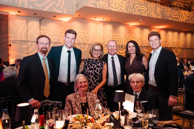 Johannes Graf, David Graf, Landeshauptfrau Johanna Mikl-Leitner, Stefan Graf, Petra Zeinlinger, Armin Graf, Almuth Graf und Franz Graf. | Foto: FRB Media – Christopher Blank