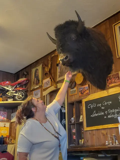 Der Büffelkopf, ein Heiligtum im Saloon, stammt aus dem Mühlviertel, nicht aus der Prärie. | Foto: Eckhart Herbe