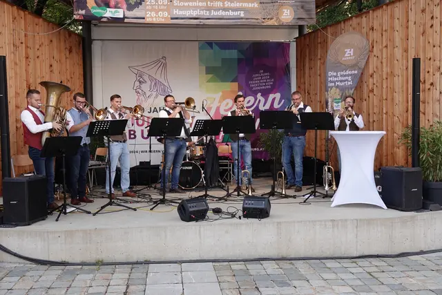 Die Formation "Brass di Lovers" hätte bereits zu den Summer Vibes kommen sollen - umso mehr hat man sich gefreut das es zum Weinfest geklappt hat. | Foto: MeinBezirk/Michael Blinzer