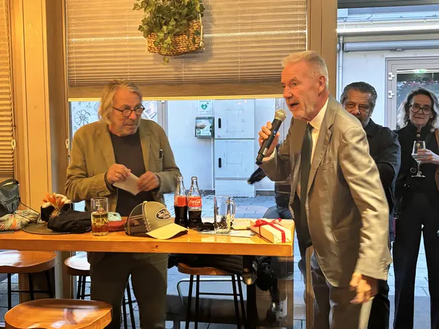 Bürgermeister Klaus Schneeberger gratuliert zur neuen Ära des Siegls.
