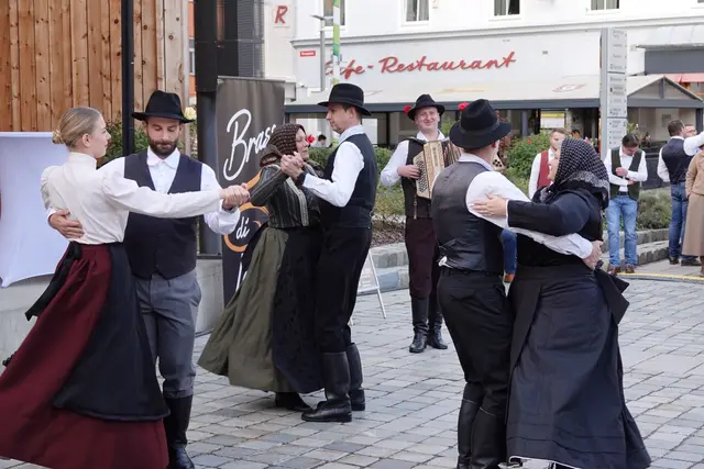 Die Folklore-Gruppe begeisterte mit verschiedenen, traditionellen Tänzen aus Slowenien. | Foto: MeinBezirk/Michael Blinzer