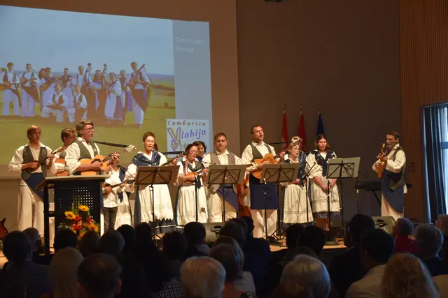 Die Tamburica Vláhija aus Weiden bei Rechnitz spielte beim Festakt auf. | Foto: MeinBezirk/Michael Strini
