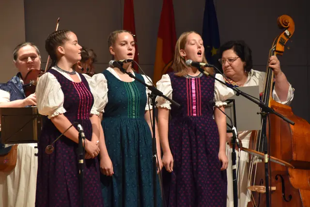Ungarische Folklore gab es mit "Szélforgók" | Foto: MeinBezirk/Michael Strini