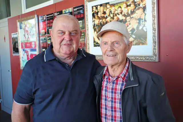 Die Fußball-Legenden des SC Kalsdorf Tormann Hansi Kern (li) und Stürmer Heli Sturm verfolgten auf der Tribüne das Jubiläum ihres Fußballvereins. | Foto: Edith Ertl