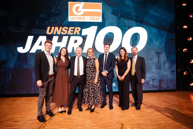 Armin Graf, Petra Zeinlinger, Stefan Graf, Landeshauptfrau Johanna Mikl-Leitner, David Graf, Moderatorin Lisa Gadenstätter und Johannes Graf. | Foto: FRB Media – Christopher Blank