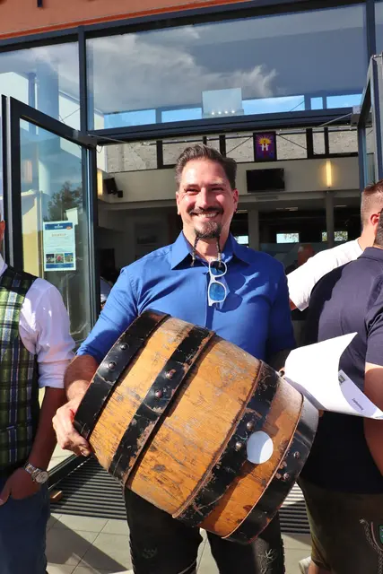 Ob des spätsommerlichen Wetters verlegte die FPÖ das Oktoberfest ins Freie. Michael Flecker vom Gemeindevorstand trug das Bierfass zum Anzapfen in den Garten des Pfarrsaals.  | Foto: Edith Ertl