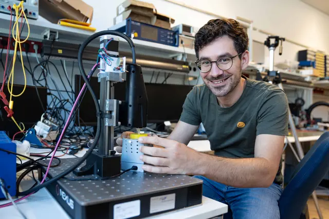 Gemeinsam mit der Friedrich-Alexander-Universität Erlangen-Nürnberg entschlüsselt Univ.-Ass. techn. Raphael Lamprecht vom Institut für Mess- und Sensortechnik der Privatuniversität Umit Tirol den inneren Aufbau der Stimmlippen.  | Foto: Umit Tirol/Kern
