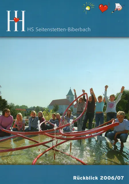 Umschlagseite der Schulzeitung, Rückblick 2006/07, mit Foto der Brunnenanlage, wie sie ursprünglich in Betrieb war. | Foto: zVg