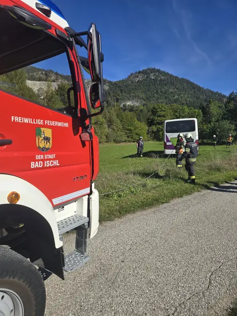 Per Seilwinde wurde das Fahrzeug geborgen. | Foto: ff-badischl.at/Christian Wacek
