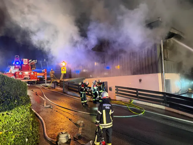 Insgesamt fünf Feuerwehren waren im Einsatz.  | Foto: ZOOM.Tirol