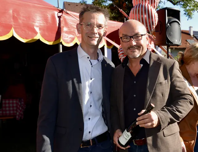 Bürgermeister von der Bezirkshauptstadt Peter Teix gratulierte Armin Hohenschläger ebenfalls herzlich zu seinem Jubiläum. | Foto: Elisabeth Peinsipp 