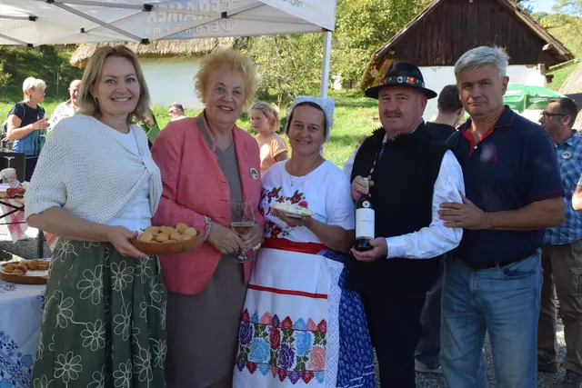 Auch die ehemalige burgenländische Landtagspräsidentin Verena Dunst stattete dem Stand der Slowakischen Winzer einen Besuch ab.  | Foto: Elisabeth Kloiber/MeinBezirk