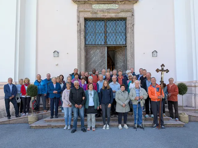 Die Pilgergruppe der Pfarrgemeinde Kirchdorf mit Pfarrer Dr. Robert Shako Lokeso, Diakon Tihomir Pausic und PGR-Obmann Christian Bucher vor der Wallfahrtskirche Maria Kirchental 