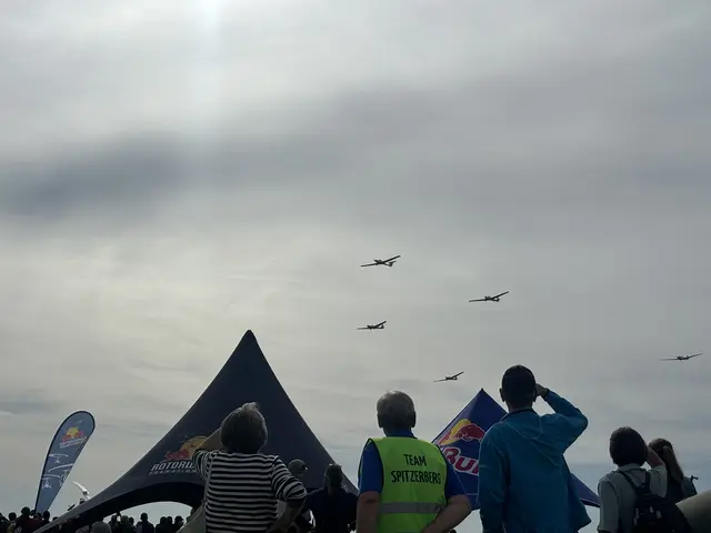 Ein Blickfang am Himmel: waghalsige Manöver bei der Nachmittagsshow. | Foto: Lukas Leidenfrost