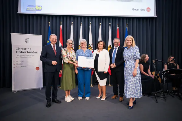 Landeshauptman Thomas Stelzer, Margit Wachter, Michaela Neulinger, Barbara Laminger, Bürgermeister Gerald Egger, Gesundheitslandesrätin Christine Haberlander. | Foto: Max Mayrhofer/Land OÖ