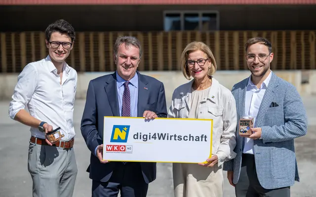 Kern Tec-Geschäftsführer Sebastian Jeschko, WKNÖ-Präsident Wolfgang Ecker, Landeshauptfrau Johanna Mikl-Leitner und David Wagner, Leitung operatives Geschäft von Kern Tec. | Foto: NLK Khittl
