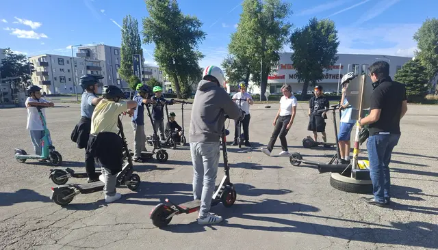 Kursleiterin Ellen Dehnert (Leitung der ÖAMTC Mobilitätsprogramme) mit den Teilnehmer:innen.
 | Foto: Sandra Löchinger