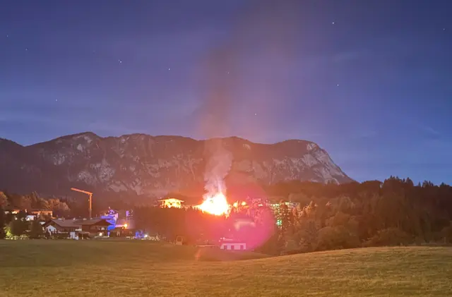 In Kirchbichl kam es am Samstag kurz vor Mitternacht zu einem Brand in einem Mehrfamilienhaus.  | Foto: ZOOM.Tirol