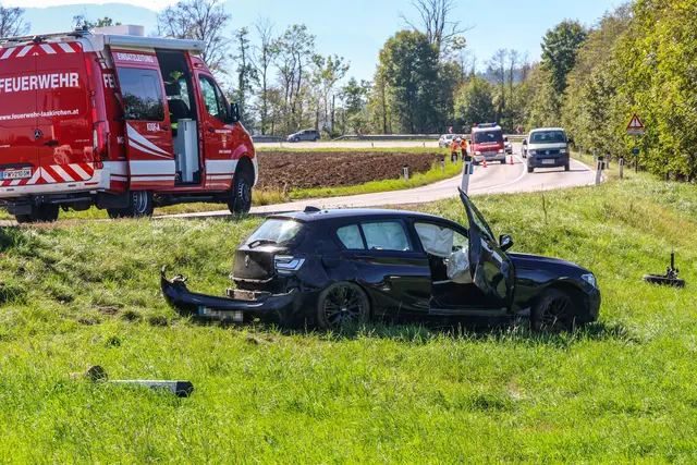 Eines der Autos schlug nach dem Crash im Kreuzungsbereich in der Böschung auf und kam dort schwerbeschädigt zum Stillstand.  | Foto: laumat/Matthias Lauber