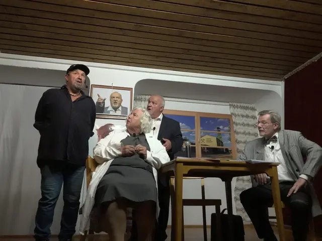 Will wegen mangelndem Erfolges sein Schulgeld zurück: (von links) Absolvent Manfred Figl, als Lehrkraft Renate Verena Schöffmann, Direktor Gottfried Klemmer und Lehrkraft Robert Fauland.