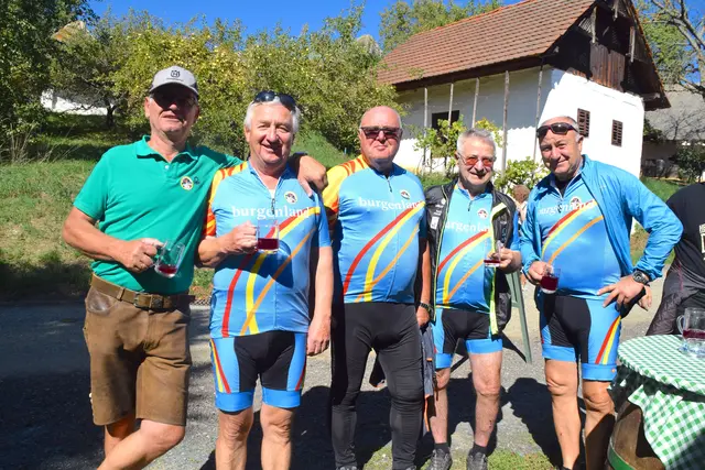 Mit dem Rad ist die Männer-Gruppe aus Unterwart angereist.  | Foto: Elisabeth Kloiber/MeinBezirk