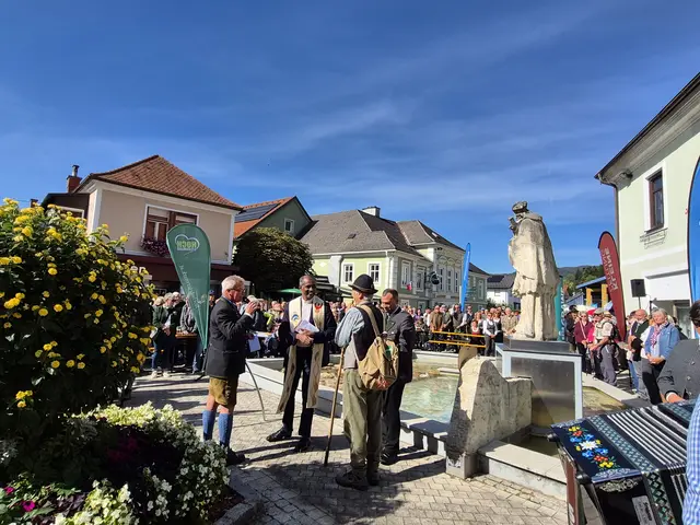 Segnung der Wanderer durch den neuen Vikar Binu Joseph, der das steirische Wort "Roas" bereits fleißig geübt und gekonnt ausgesprochen hat. | Foto: Andrea Stelzer