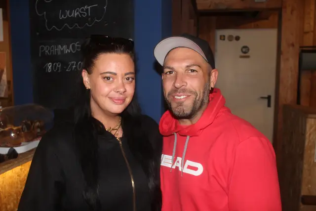 Thomas Böhm vom TC Alberndorf und Schöngraberns Obfrau Lisa Weninger. | Foto: arbes