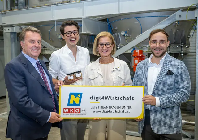  WKNÖ-Präsident Wolfgang Ecker, Sebastian Jeschko (GF Kern Tec), Landeshauptfrau Johanna Mikl-Leitner und David Wagner (Leiter operatives Geschäft Kern Tec).
 | Foto: NLK Khittl