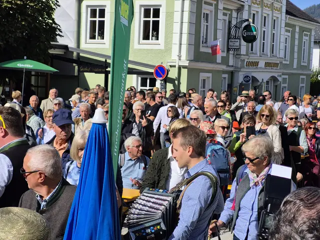 Großer Andrang am Krieglacher Hauptplatz, als die Roas losging. | Foto: Andrea Stelzer