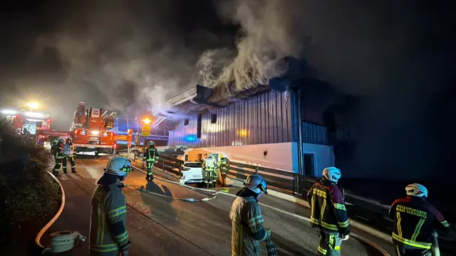 Gegen 1:55 Uhr konnte der Brand gelöscht werden.  | Foto: ZOOM.Tirol