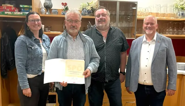 Zur Nominierung gratulierten Gerhard Petschowitsch (2. von links) unter anderem SPÖ-Bezirksgeschäftsführerin Santina Brenner, Ortsparteivorsitzender Martin Lehrner und Landesgeschäftsführer Friedrich Radlspäck (von links). | Foto: SPÖ