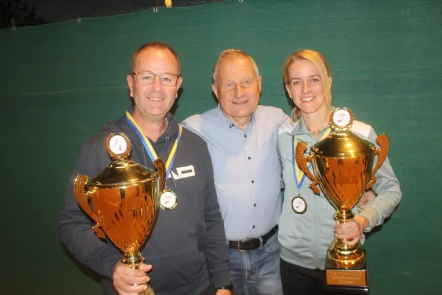 GESAMT Sieger im Jahr 2026: Christan Brunthaler (links) und Nicola Daubinger (rechts) mit den Wanderpokalen von Franz Müllner. | Foto: arbes