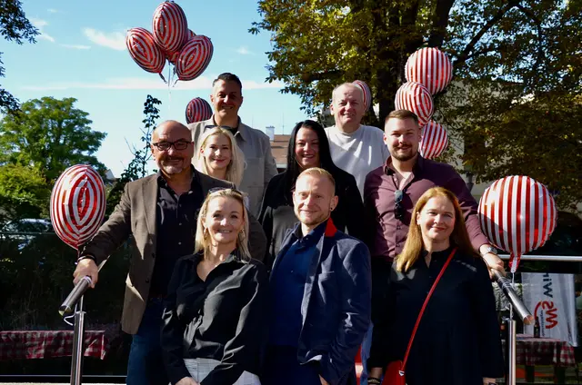Firmeninhaber Armin Hohenschläger (zweite Reihe links) und Team (Barbara Hohenschläger, Stefan Peinsipp, Marion Brunner, Julia Horeischy, Maximilian Hohenschläger, Walter Stöger, Andrea Melzer) feierten vergangenen Samstag 20 Jahre Wirtschaftsservice Immobilien im Eventgarten Hohenschläger. | Foto: Elisabeth Peinsipp