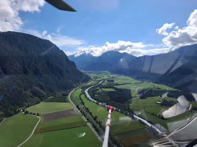 Das Magnetometer an der Spitze des Hubschraubers misst das Magnetfeld der Erde. | Foto: Ekometall Exploration GmbH 