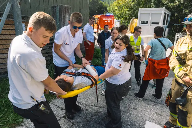 Von der Unfallstelle in den Rettungswagen: Im Ernstfall muss jeder Handgriff sitzen – das wurde beim Jugendtag geübt. | Foto: Pernsteiner