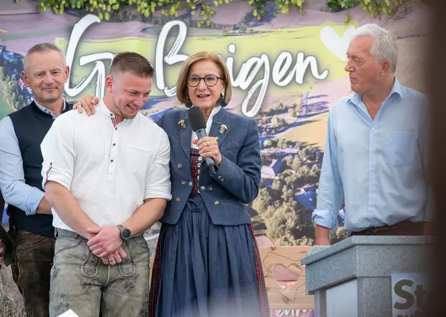 Bürgermeister Martin Leonhardsberger, Obmann Tobias Perger, Landeshauptfrau Johanna Mikl-Leitner und Martin Lammerhuber (Geschäftsführer Kultur.Region.Niederösterreich) im Gespräch | Foto: Franz Gleiß