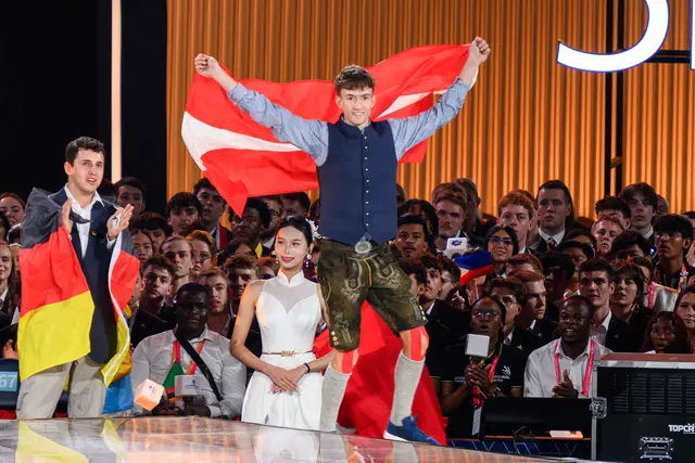 Luca Reitböck aus Taufkirchen an der Pram bejubelt in Shanghai die Bronzemedaille. | Foto: skillsaustria