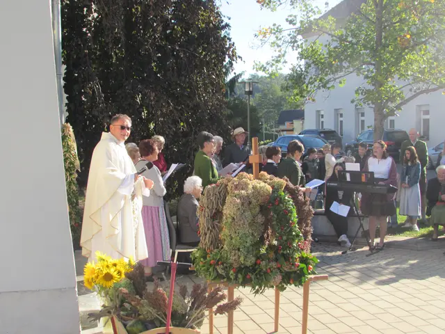 Nach dem Gottesdienst ließ die Heimschuher Dorfgemeinschaft das Erntedankfest bei der vom Pfarrgemeinderat organisierten Agape auf dem Kirchplatz gemütlich ausklingen.