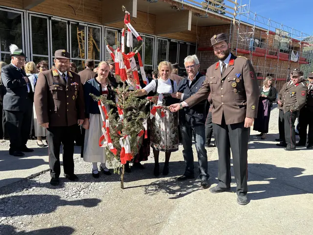 Symbolisch wurde der Firstbaum übergeben. | Foto: Klaus Kogler