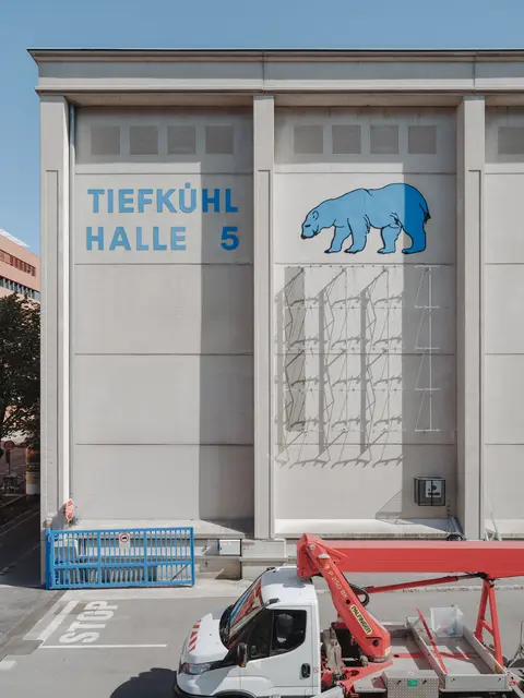 Entlang der Tiefkühlhalle 5 wurden die vertikalen Module angebracht. | Foto: Patrick Johannsen