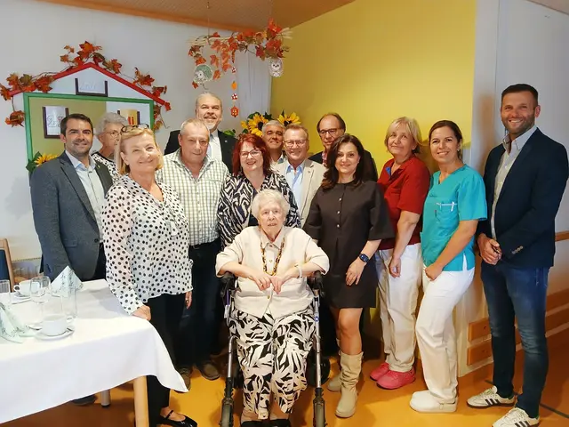 Eine große Schar an Gratulantinnen und Gratulanten stellte sich ein, um die Jubilarin Hildegard 
Engler anlässlich ihres 95. Geburtstages hochleben zu lassen. | Foto: PBZ Zistersdorf