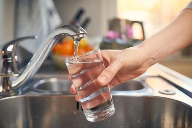 Das Trinkwasser in der Stadtgemeinde Ferlach sei mikrobiologisch belastet. (Symbolfoto) | Foto: stock.adobe.com/at/samopauser 