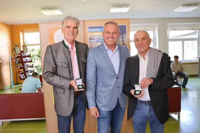 Beim Besuch der Landesberufschule in Arnfels wurden alte Erinnerungen wach. LH Mario Kunasek (Mitte) war dort während seiner Lehrzeit selbst Schüler. | Foto: FPÖ Steiermark