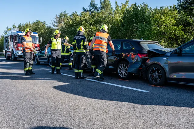 Drei Autos waren an dem Auffahrunfall beteiligt. | Foto: Fotokerschi/Matthias Kaltenleitner
