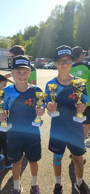 Die Sieger im Springen, Nevio Paschinger (li., Schüler I) und Noah Bolda (re, Schüler II), strahlten beim Heimbewerb in Hinzenbach im Rahmen des Landescups mit der Sonne um die Wette.  | Foto: UVB Hinzenbach 