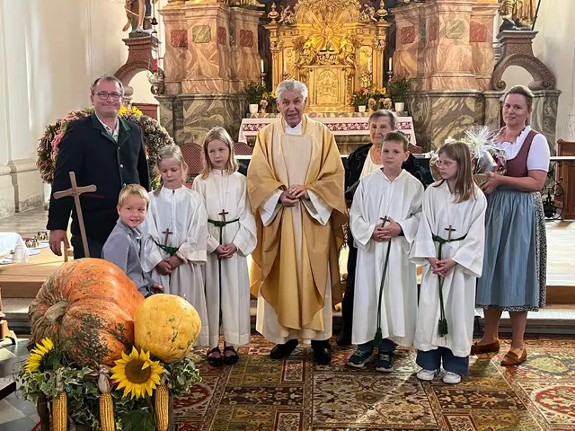 Gabersdorf: Dankbar feiern, gemeinsam beten und Gemeinschaft erleben - unter diesen Gedanken stand der Erntedankgottesdienst, der ein Jubiläum darstellte: Zum 25. Mal wurde mit dem 96-jährigen Pfarrer Prof. Robert Knopper Erntedank gefeiert. Die festlich geschmückte Kirche sowie die Mitgestaltung durch die Kindergarten- und Volksschulkinder und der Musikkapelle Gabersdorf verlieh dem Gottesdienst eine besonders schöne Atmosphäre.  Ein besonderes Jubiläum, das Anlass zu großer Dankbarkeit gibt! | Foto: Veronika Kicker