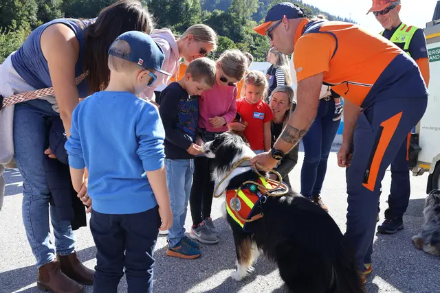 Die Hundestaffel der Bergrettung war mit ein paar ihrer Schnüffelnasen dabei.  | Foto: Agnes Etzer