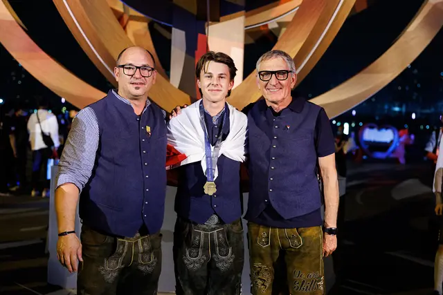 Medaillengewinner Hannes Sortsch (Mitte) mit SkillsAustria-Geschäftsführer Jürgen Kraft (li.) und SkillsAustria Präsident Josef Herk.  | Foto: SkillsAustria