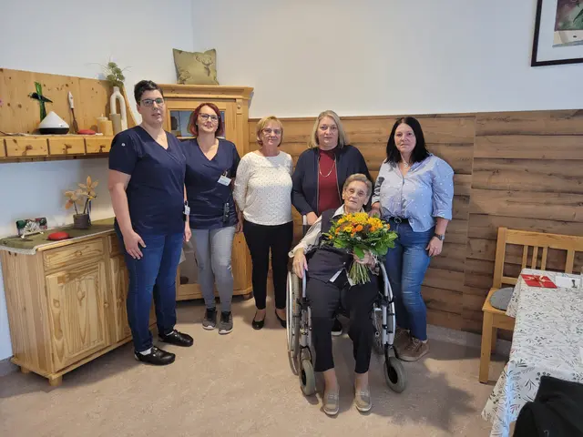 Pflege- und Betreuungsmanagerin Isabella Grabner, Pflege- und Betreuungsmanagerin und Gemeinderätin Martina Aigner, Schwiegertochter Ingrid Edlmayer, Bürgermeisterin Birgit Haberzett, Gemeinderätin Gerlinde Gundacker mit Jubilarin Hermine Edlmayer. | Foto: Marktgemeinde Gutenbrunn